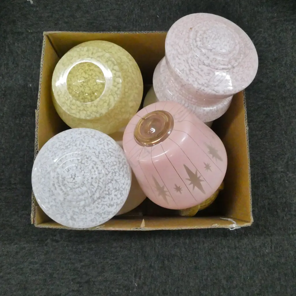 COLLECTION OF 8 DECO GLASS LIGHT SHADES Image 1++