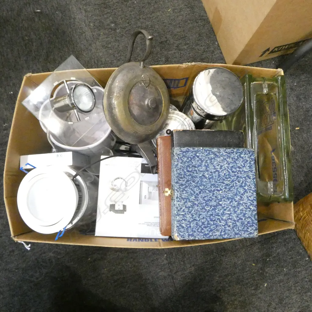 ASST. ITEMS; LIGHTS, CHINA, VASES ETC Image 1++