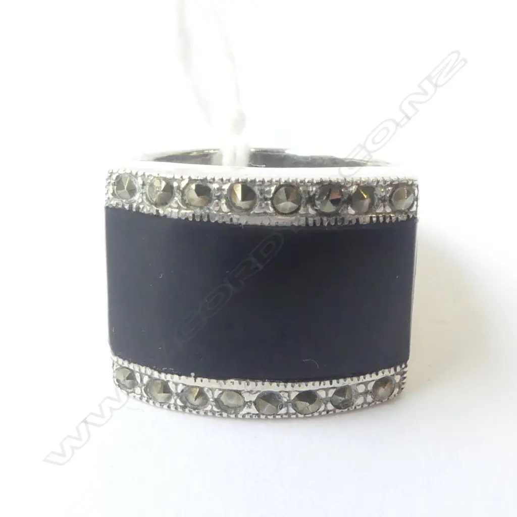 SILVER ONYX & MARCASITE RING, SIZE R Image 1++