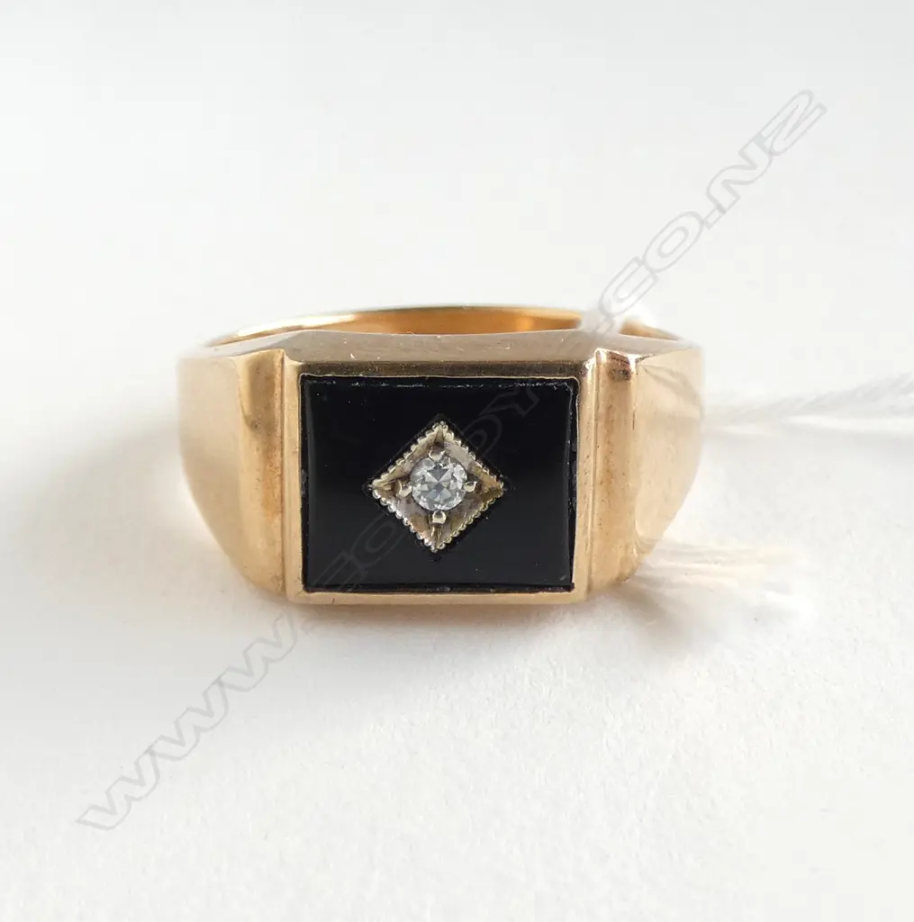 9CT WHITE STONE SIGNET RING, 3.5grms SIZE R Image 1++