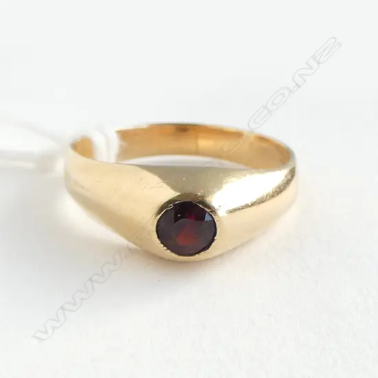 18ct GOLD & GARNET RING, 2.89gm SIZE P1/2
