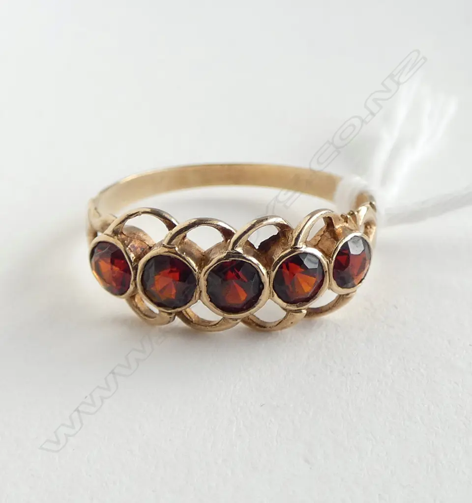 9ct GARNET BRIDGE RING,1.45gm  SIZE P Image 1++