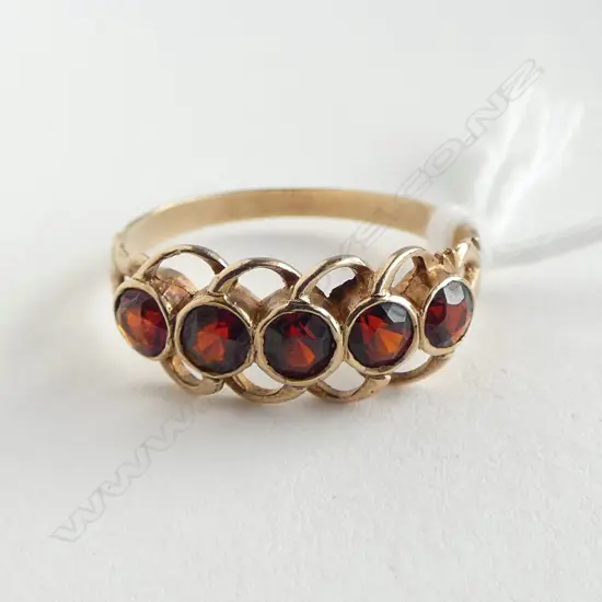 9ct GARNET BRIDGE RING,1.45gm  SIZE P