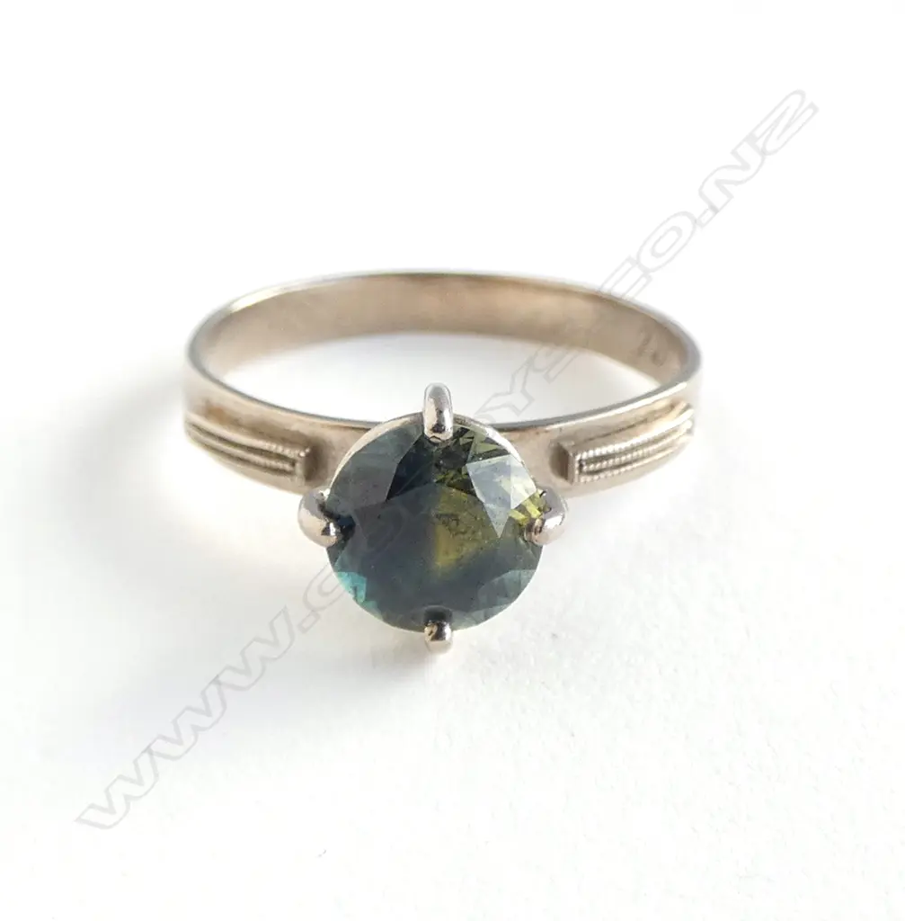 9ct W/GOLD & BLUE/GRN SAPPHIRE SOLITAIRE, 1.72gm SIZE L Image 1++