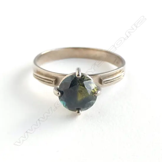 9ct W/GOLD & BLUE/GRN SAPPHIRE SOLITAIRE, 1.72gm SIZE L