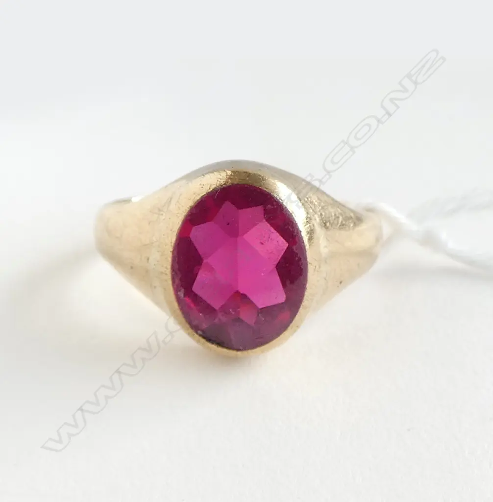 1963 9CT SYN RED STONE  RING, 6.2grms SIZE T Image 1++