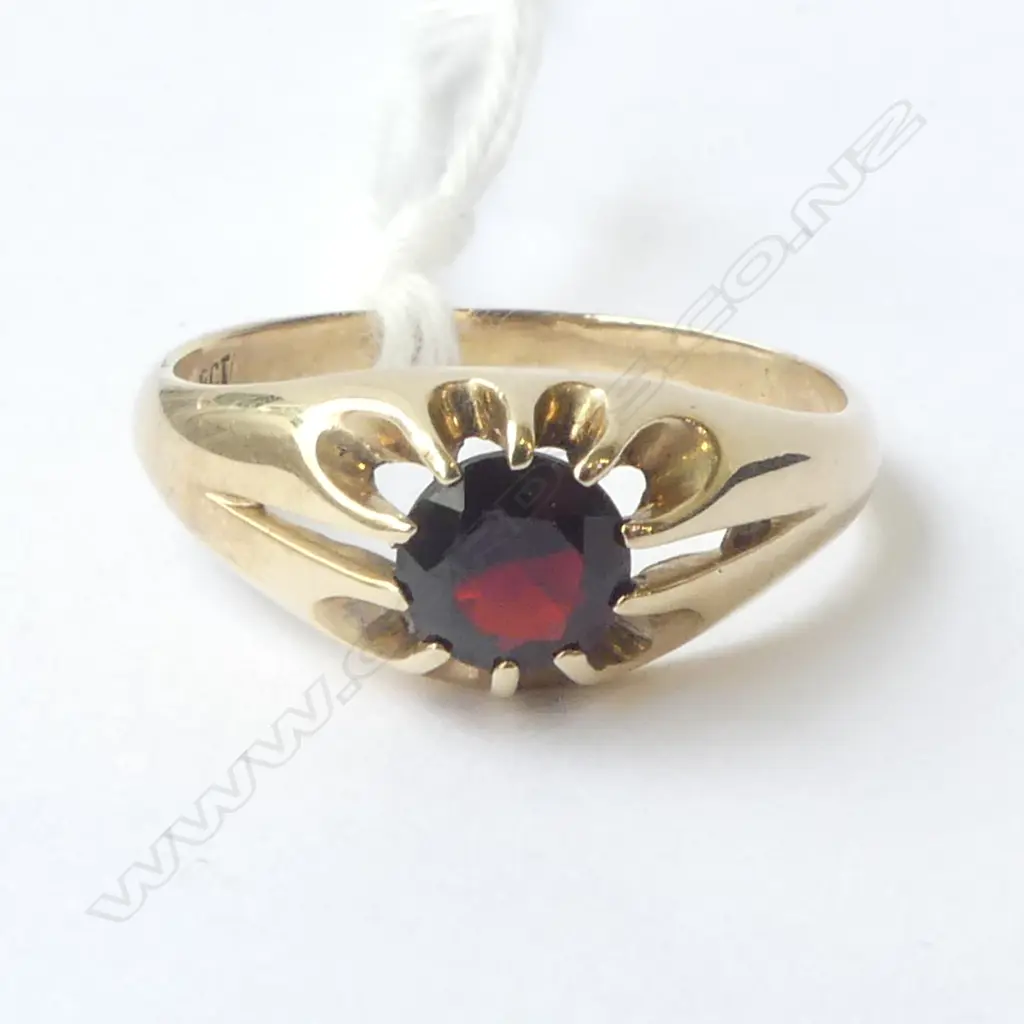 9ct GARNET RING, 2.7gm SIZE T Image 1++