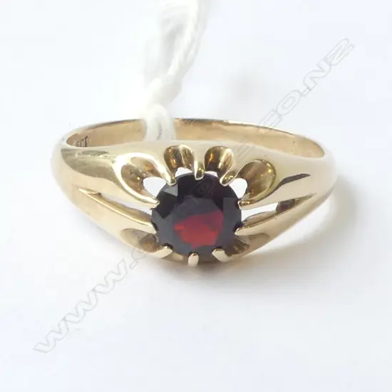 9ct GARNET RING, 2.7gm SIZE T