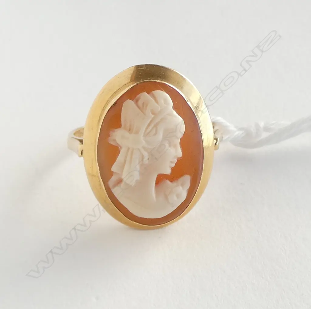 ** RTV ** 18ct GOLD RING SET w OVAL SHELL CAMEO, 3.36gm SIZE M Image 1++