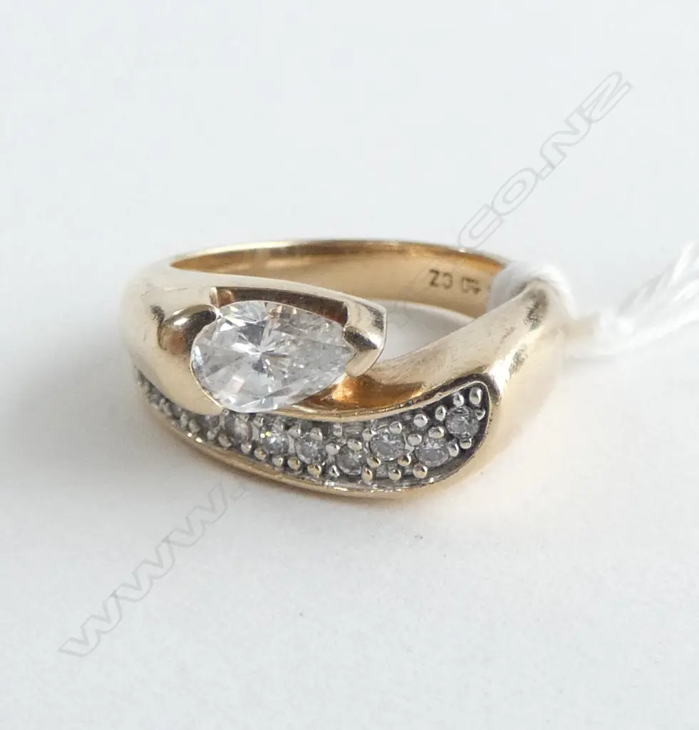 10CT GOLD AND CZ RING 7.31gm SIZE P Image 1++