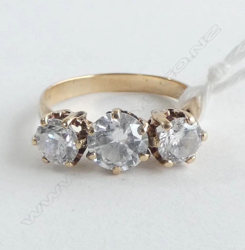 9ct GOLD AND FAUX DIAMOND RING 3.30gm size P Image 1++