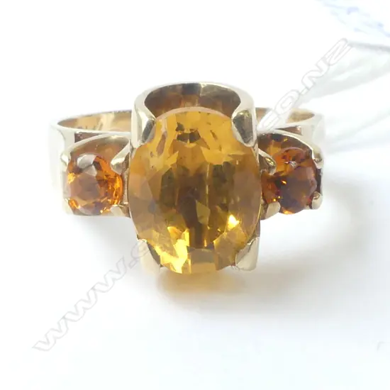 9ct 3 STONE CITRINE RING, 5gm SIZE O1/2