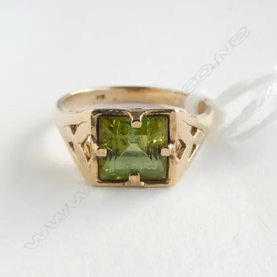 9ct GREEN TOURMALINE RING, 2.90gm SIZE N1/2
