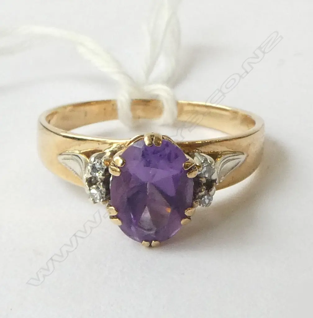 9ct AMETHYST & DIAMOND RING, 2.7gm SIZE O1/2 Image 1++