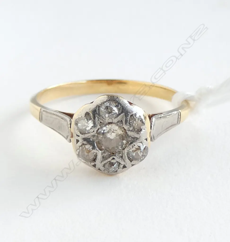 18ct ART DECO GOLD & PLATINUM DIAMOND CLUSTER RING, 2.46gm FAULTS TO CENTRE STONE SIZE O Image 1++