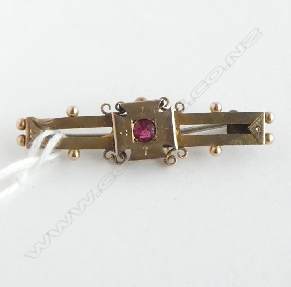 9CT BAR BROOCH, 3.1grms glue repair Image 1++