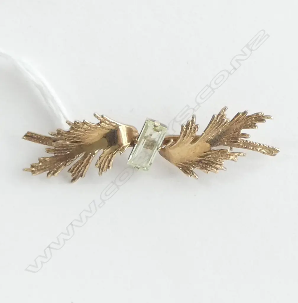 9CT BROOCH w. PALE GREEN STONE W.60mm 5.8grms Image 1++