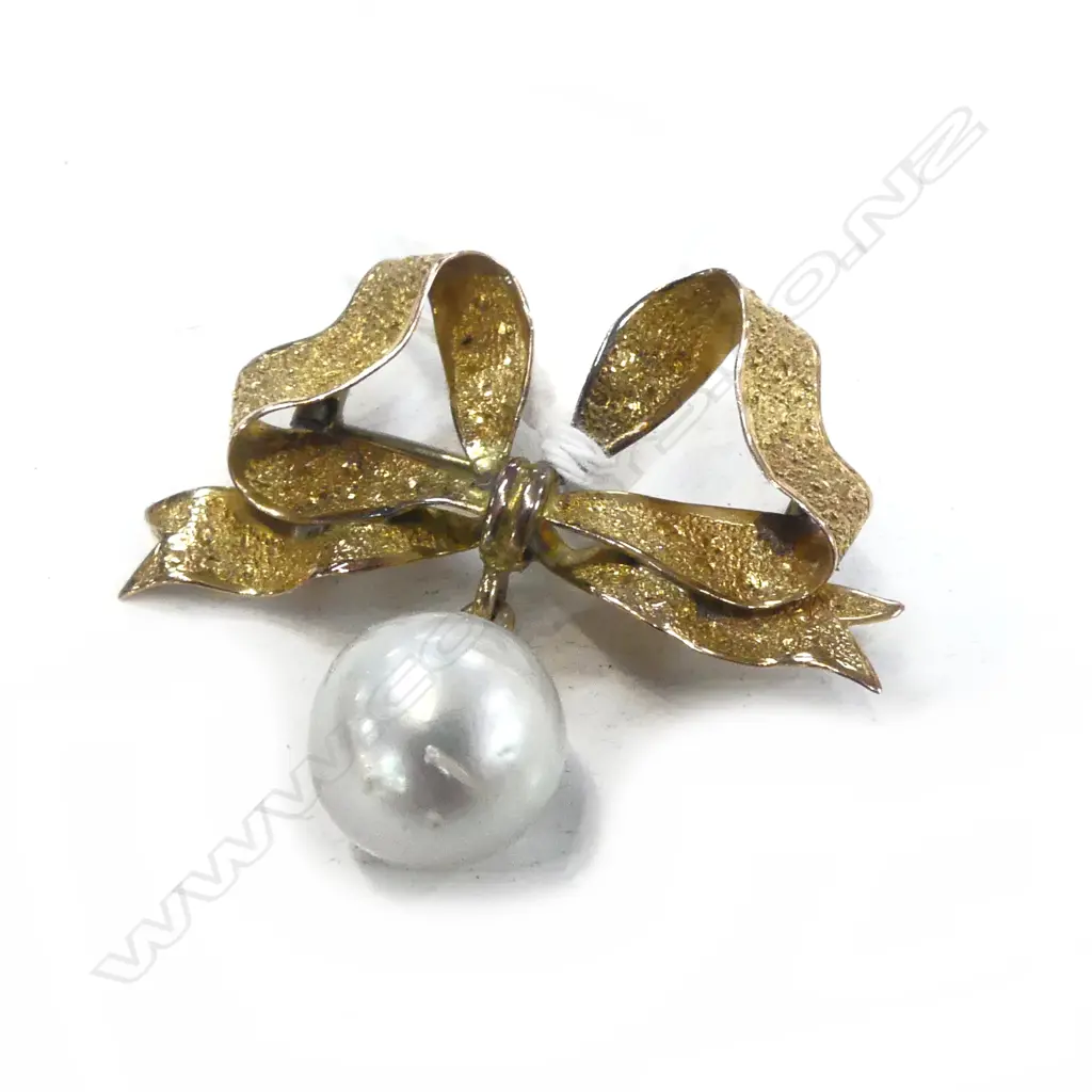 9CT & LGE PEARL ENGRAVED BOW BROOCH, 4.6grms Image 1++