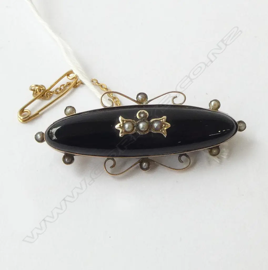 9ct VICTORIAN BLK ONYX & SEED PEARL MOURNING BROOCH Image 1++
