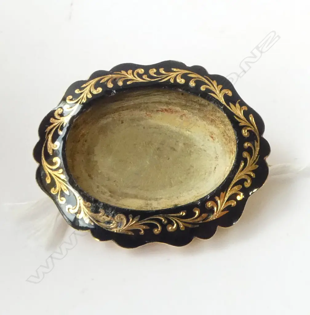 VICTORIAN 15ct GOLD MOURNING BROOCH w. BLACK ENAMEL center panel missing 10.46gms Image 1++