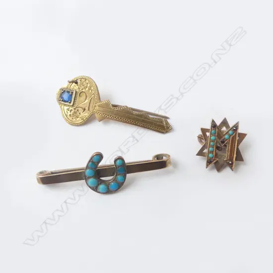 3 x 9ct VINTAGE BROOCHES; HORSESHOE, 21 KEY w BLUE STONE (no pin catch) & MASONIC w TURQUOISE & RED STONES 6.40gm