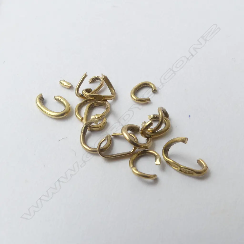 18ct GOLD LINKS cut 1.67gms Image 1++