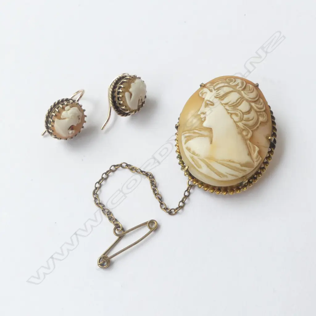 9ct GILDED VINTAGE CAMEO BROOCH & PR 9ct 2.66gms EARRINGS Image 1++