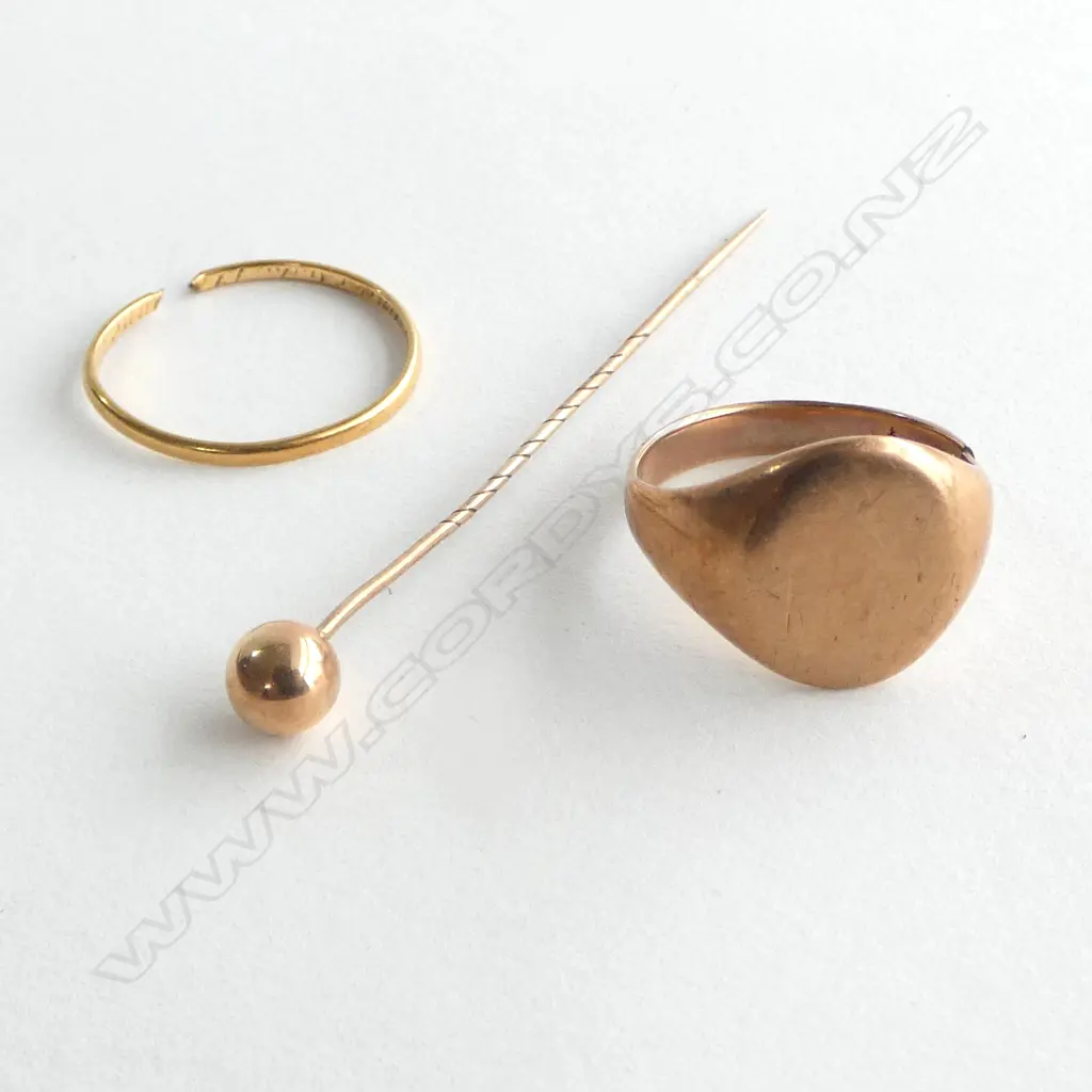 SCRAP GOLD; 9ct SIGNET RING & PIN 5gms + 18ct gold WEDDER 1.16gms  (6.16gms total) Image 1++