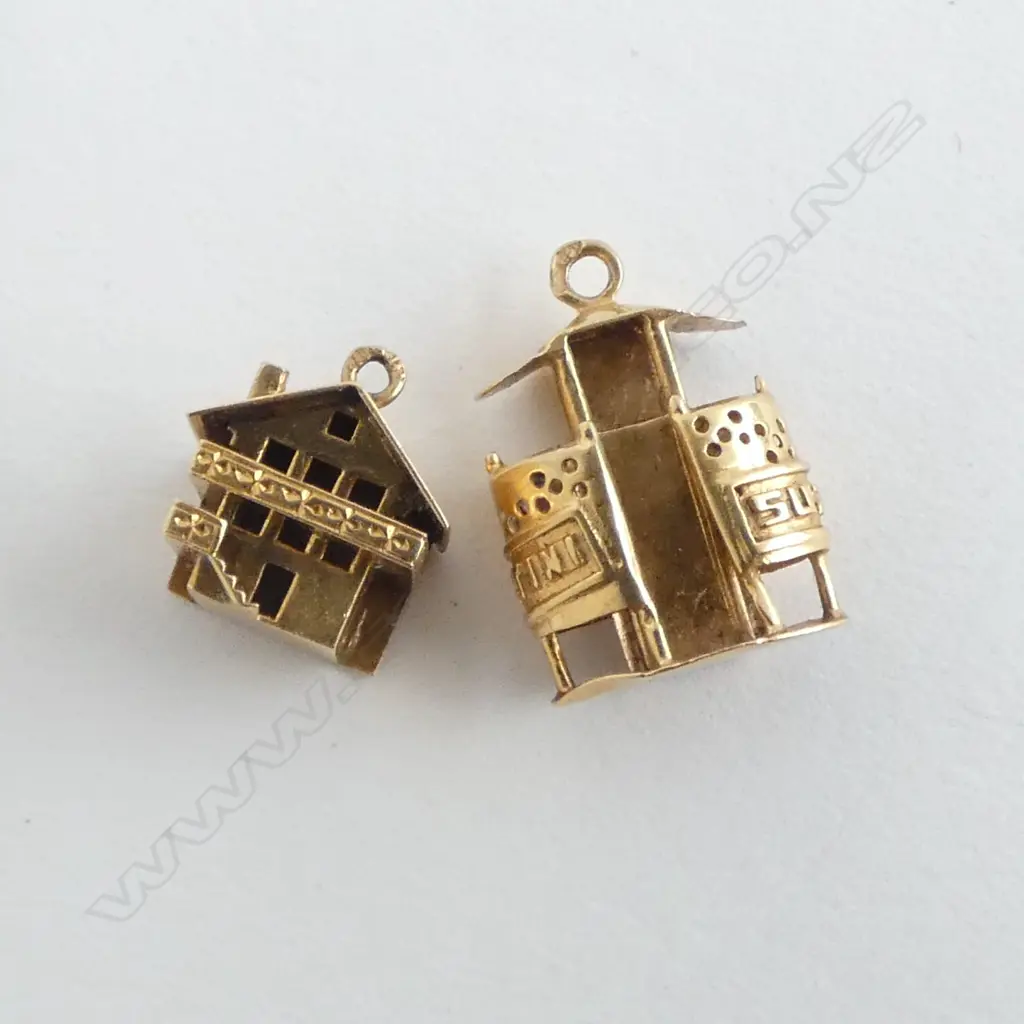 2 18CT CHARMS, SWISS HOUSE & SKI LIFT 5.0grms Image 1++