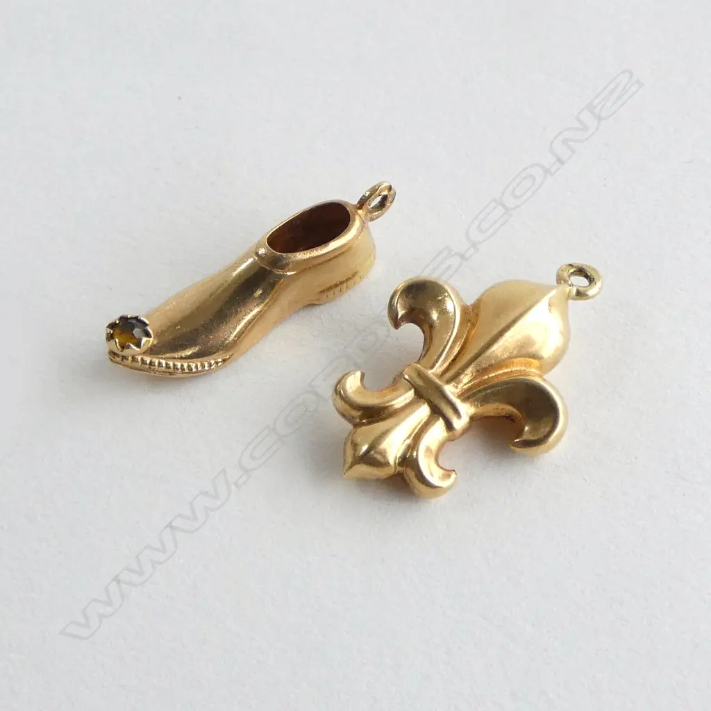 2 18CT CHARMS; SLIPPER & FLEUR DE LIS 2.7grms Image 1++