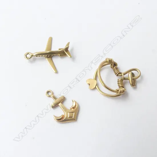 3 18CT CHARMS; PLANE, ANCHOR, HEART TRAP 'MAN TRAP' 2.7grms