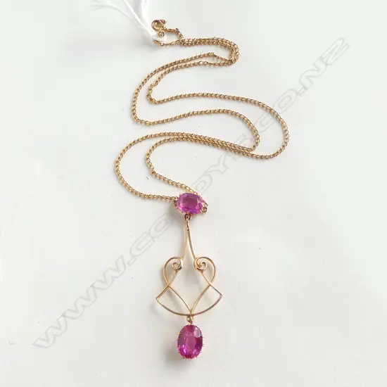 9ct GOLD & PINK STONE (syn. corundum) PENDANT on CHAIN (L.400mm), 3.25gm