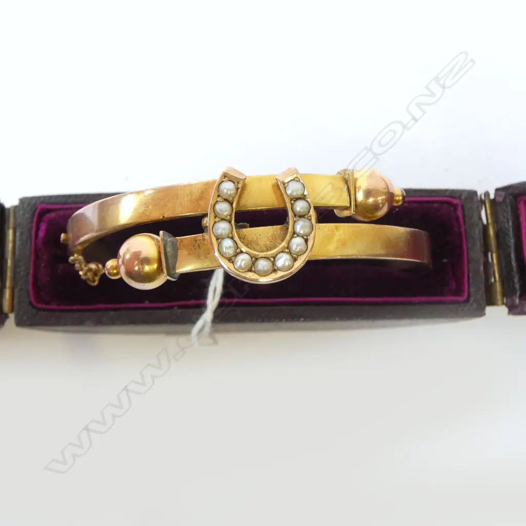 ANTIQUE 9ct GOLD BANGLE w. SEED PEARLS set HORSE SHOE 13.1grms. repairs, orig. case Image 1++