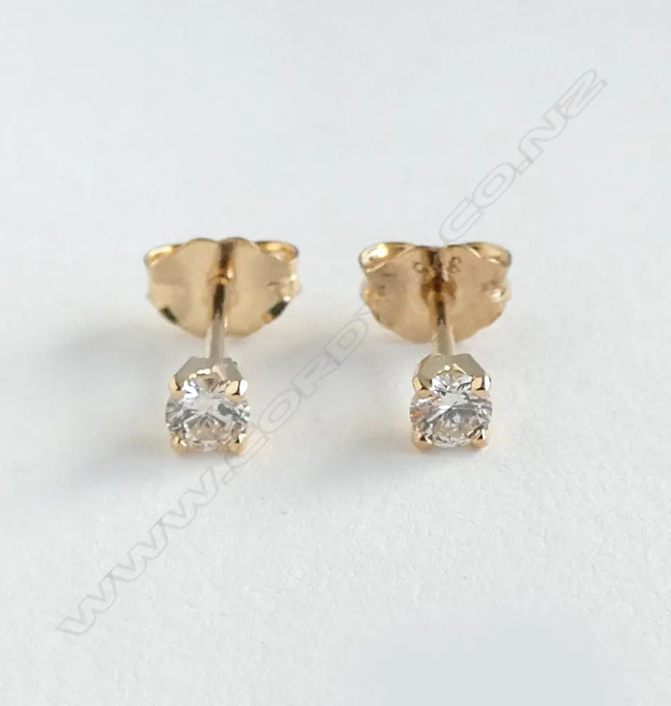 PR 9ct GOLD SOLITAIRE DIAMOND STUD EARRINGS TDW. 0.20ct Image 1++