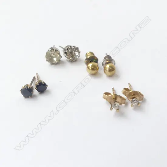 4 PRS EAR STUDS
