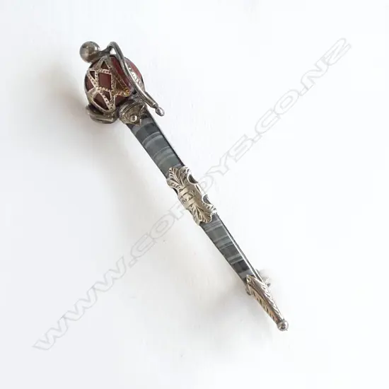 c.1900 SILVER & AGATE SCOTTISH CLAYMORE SWORD BROOCH
