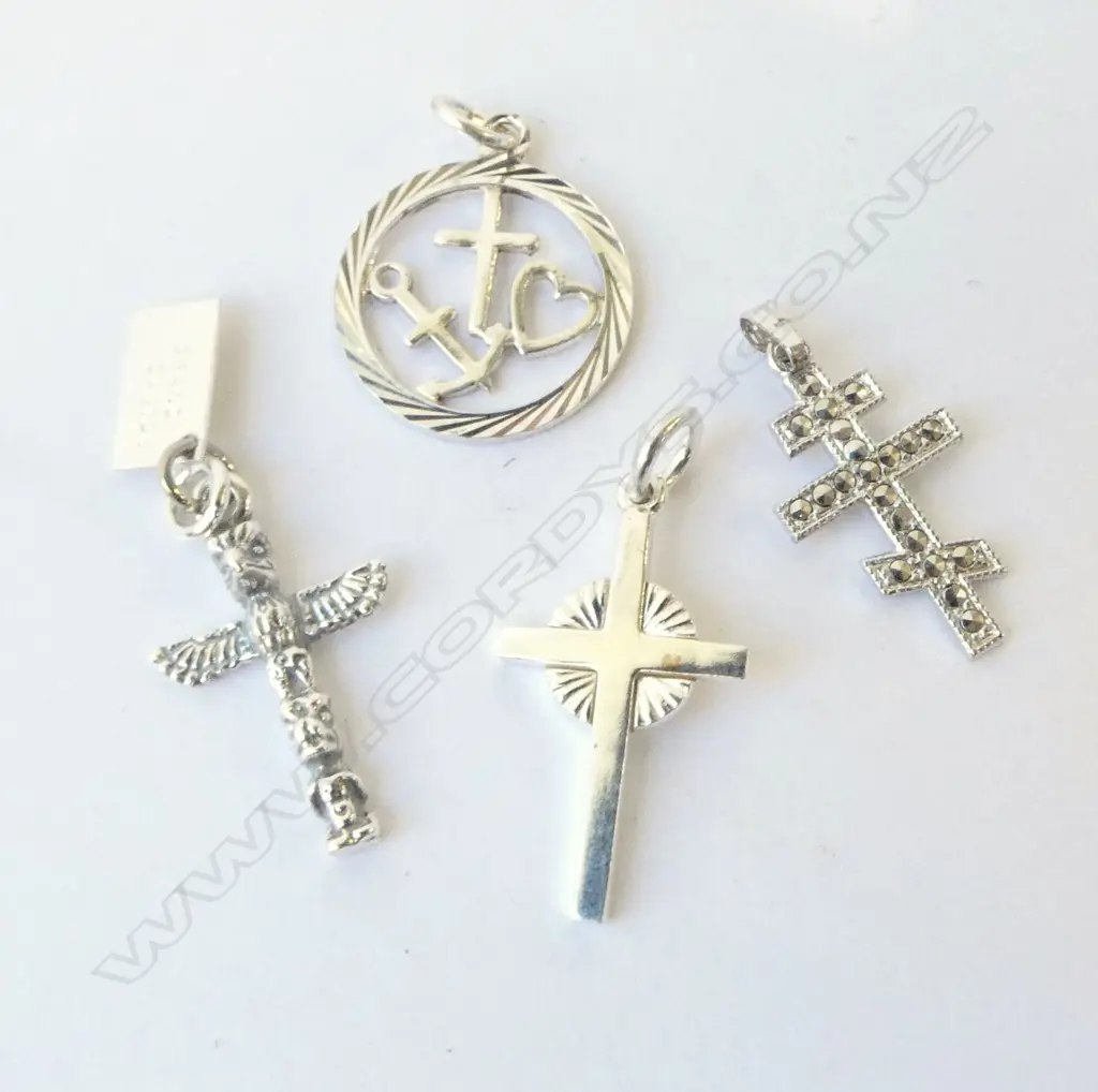 4 x AS NEW SILVER PENDANTS Image 1++