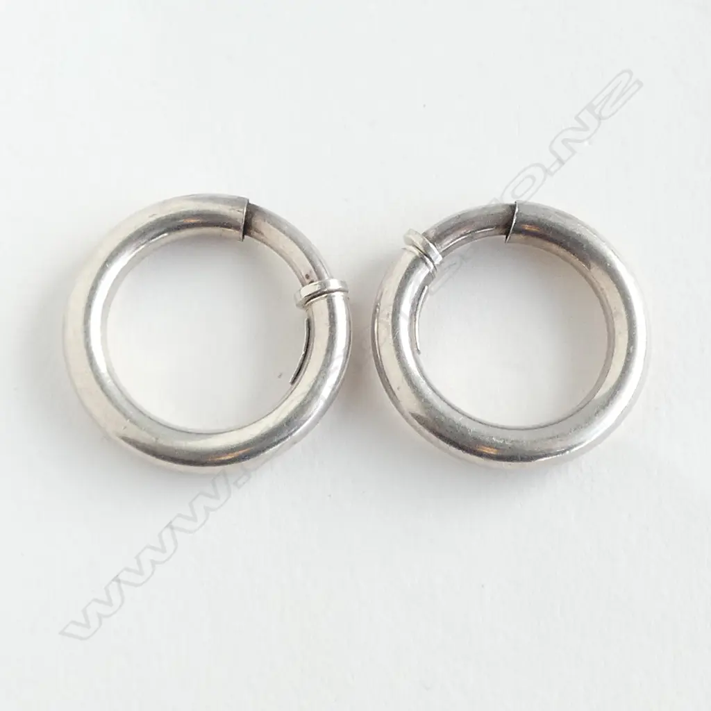 STG SILVER HOOP EARRINGS Image 1++