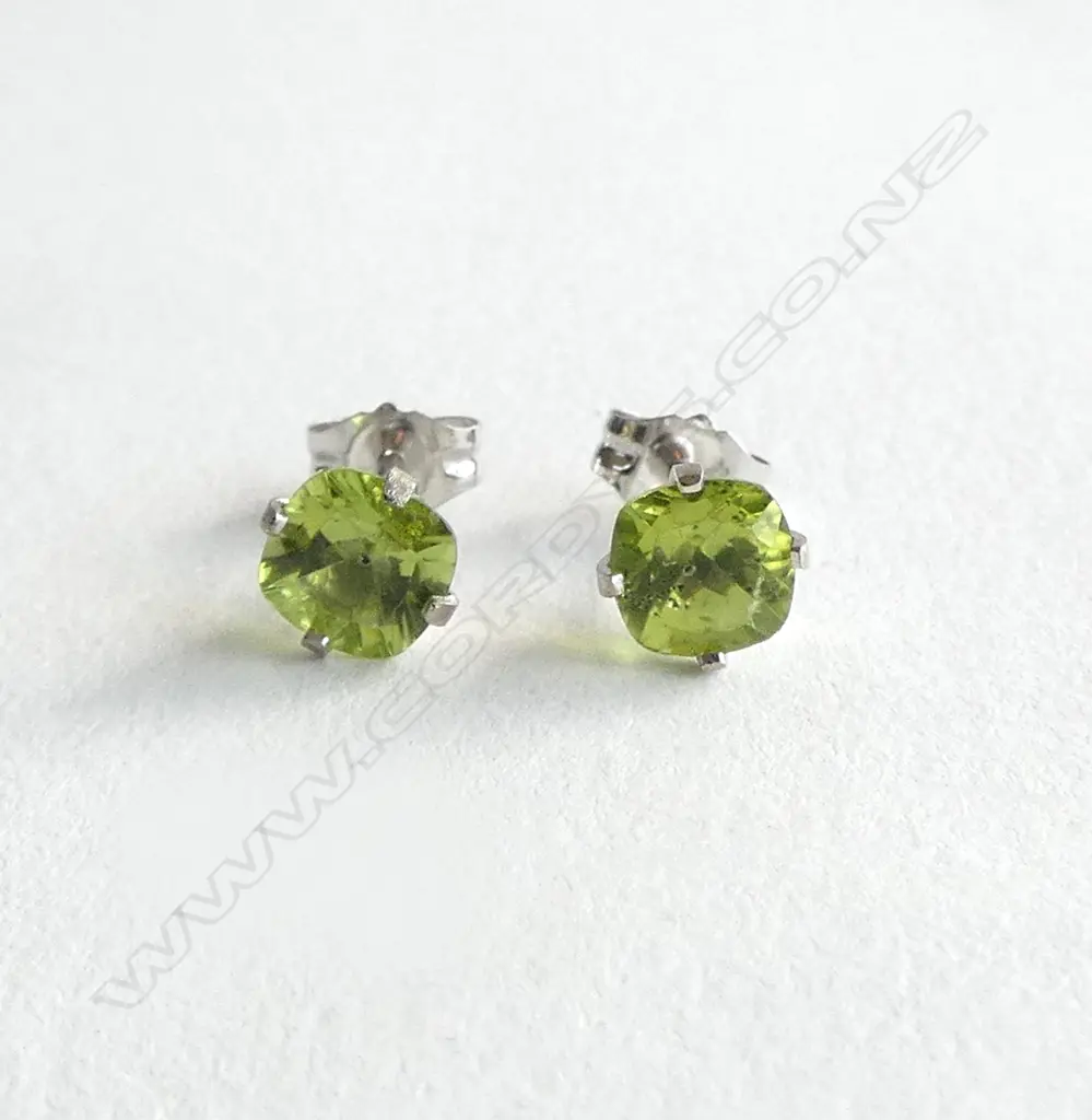 14CT WHITE GOLD AND PERIDOT STUD EARRINGSS Image 1++