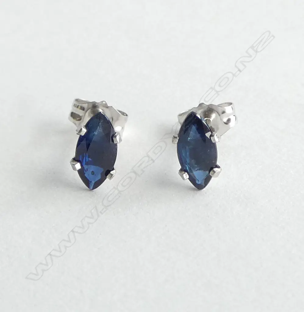 14CT WHITE GOLD AND SAPPHIRE STUD EARRINGS Image 1++