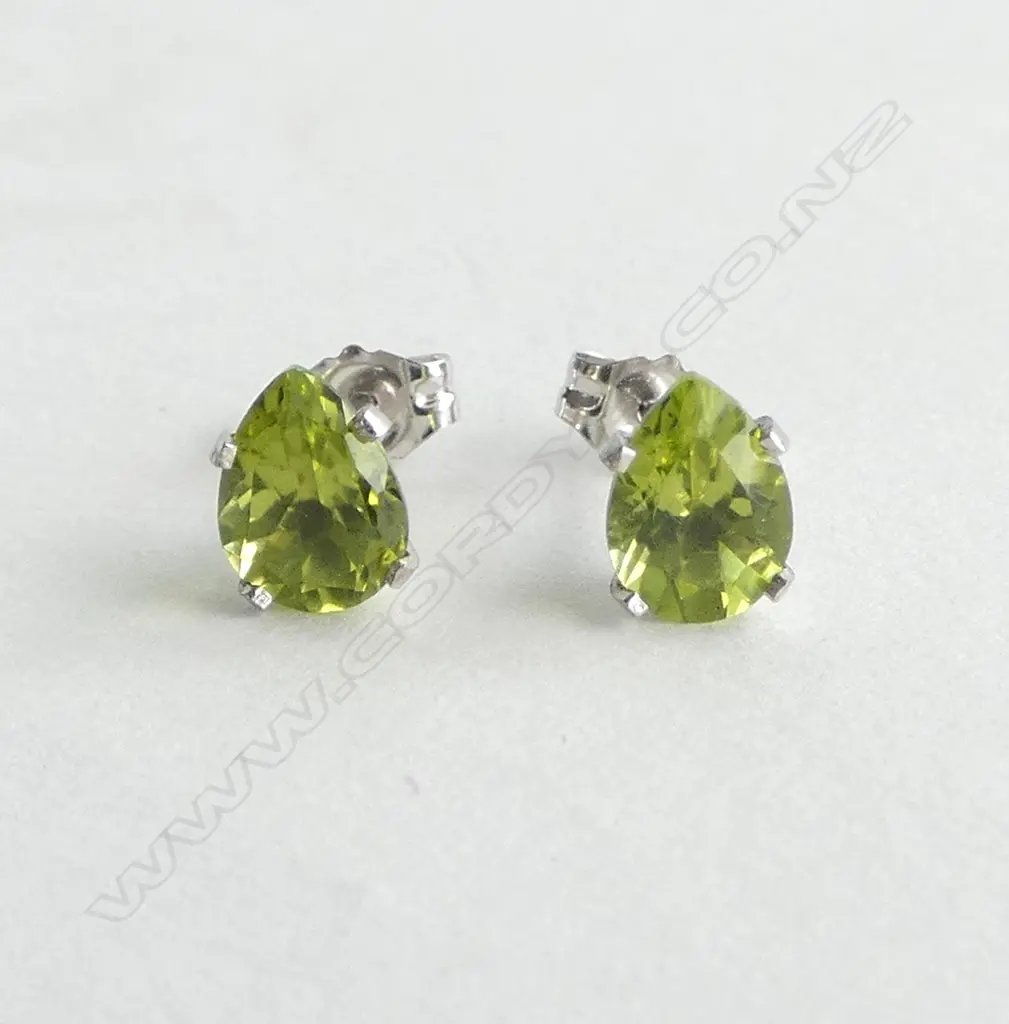 14CT WHITE GOLD AND PERIDOT STUD EARRINGSS Image 1++