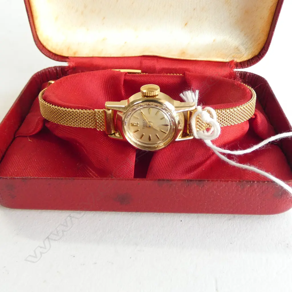 TIMEX VINTAGE LADIES GILT WRISTWATCH gilt strap. Boxed Image 1++
