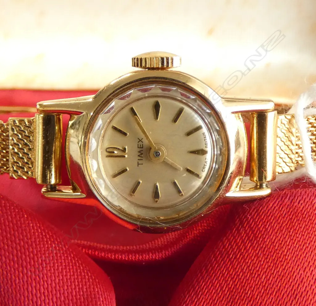 TIMEX VINTAGE LADIES GILT WRISTWATCH gilt strap. Boxed Image 1++
