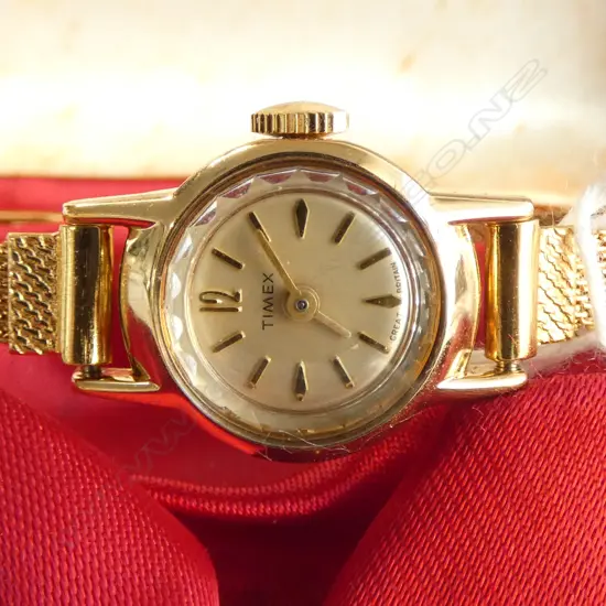 TIMEX VINTAGE LADIES GILT WRISTWATCH gilt strap. Boxed