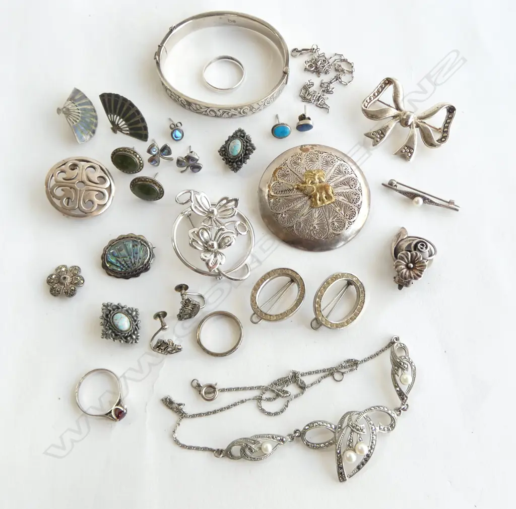 BAG ASST MAINLY SILVER VINTAGE JEWELLERY ETC 100gms total Image 1++