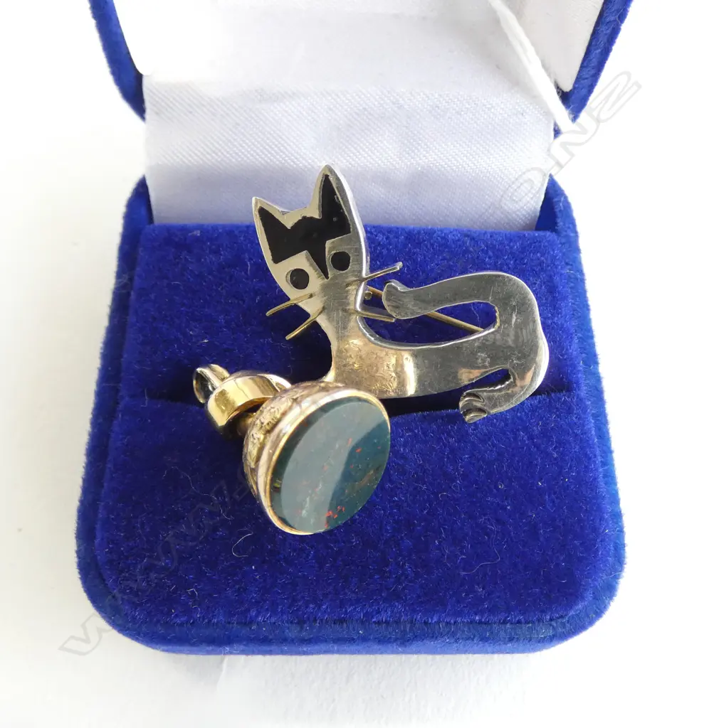 MEXICAN SILVER CAT BROOCH AND GOLD PLATED BLOODSTONE SEAL Image 1++