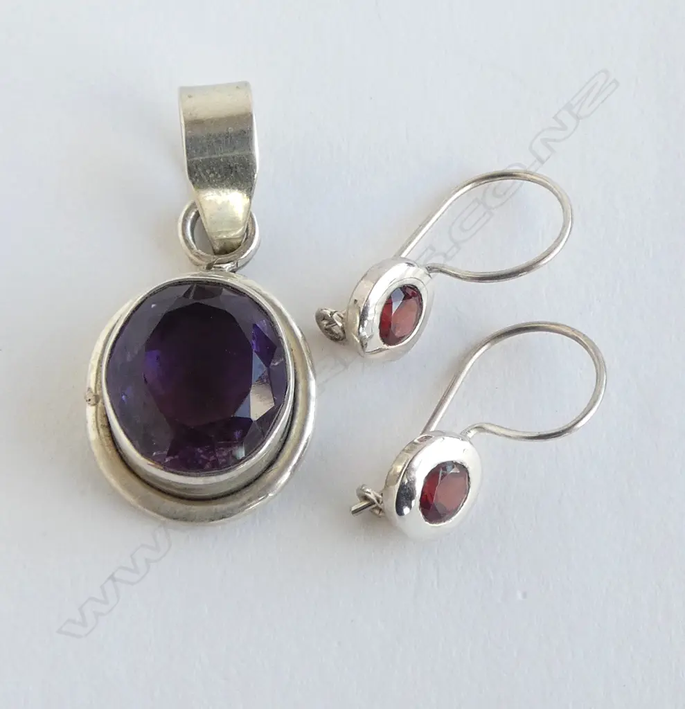 SILVER & AMETHYST PENDANT & PR SILVER GARNET EARRINGS Image 1++