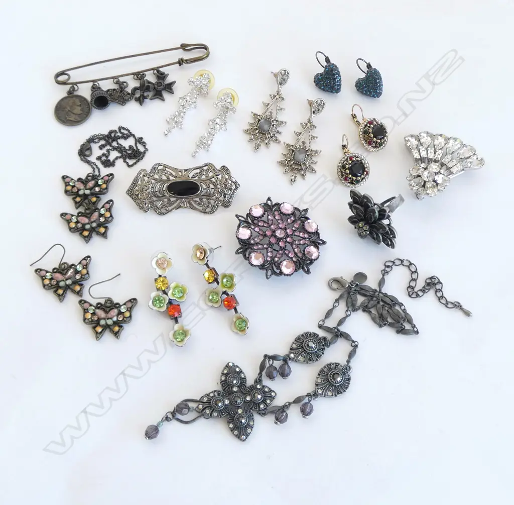 ASST. COSTUME JEWELLERY Image 1++