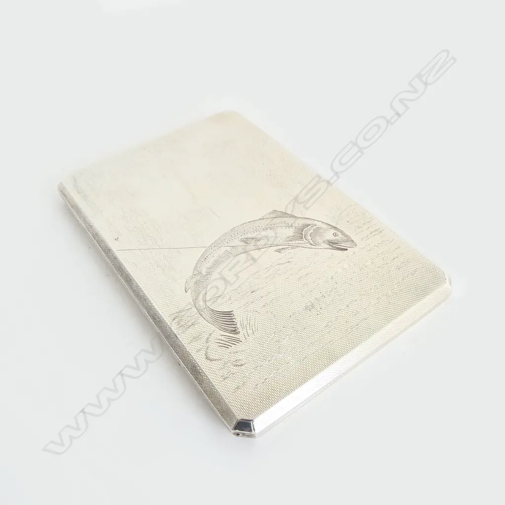 LRG SILVER CIGARETTE/CHEROOT CASE, TEXTURED FINISH w FISH on LINE ETCHED to FRONT, BIRM.1949, 199gm Image 1++
