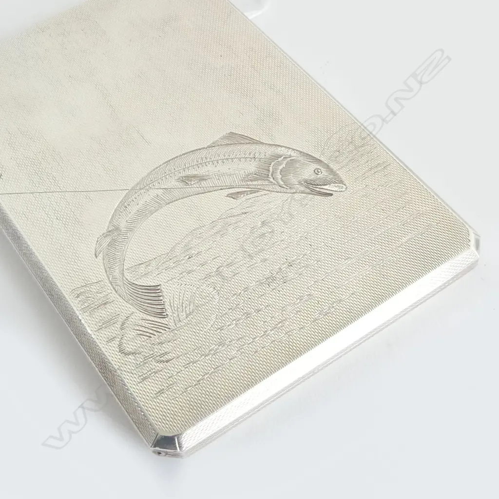 LRG SILVER CIGARETTE/CHEROOT CASE, TEXTURED FINISH w FISH on LINE ETCHED to FRONT, BIRM.1949, 199gm Image 1++
